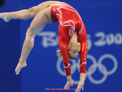 黑白体育直播-巴塞罗那欧冠庆祝场面再现：球迷与球员的狂欢夜